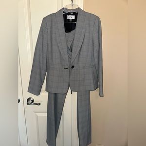 Size 10 Le Suit Gray Window Pane with Blue Detail Women’s Suit